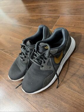 Nike Kids Black Sneakers with Gold Swoosh size 11 men’s @@@